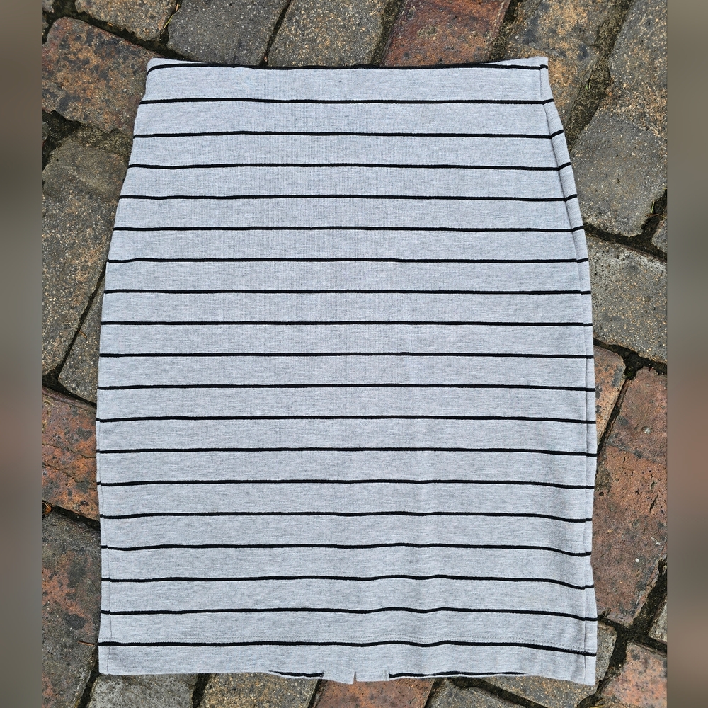 Banana Republic Gray and Black Striped Pencil Skirt Size XSmall. EUC